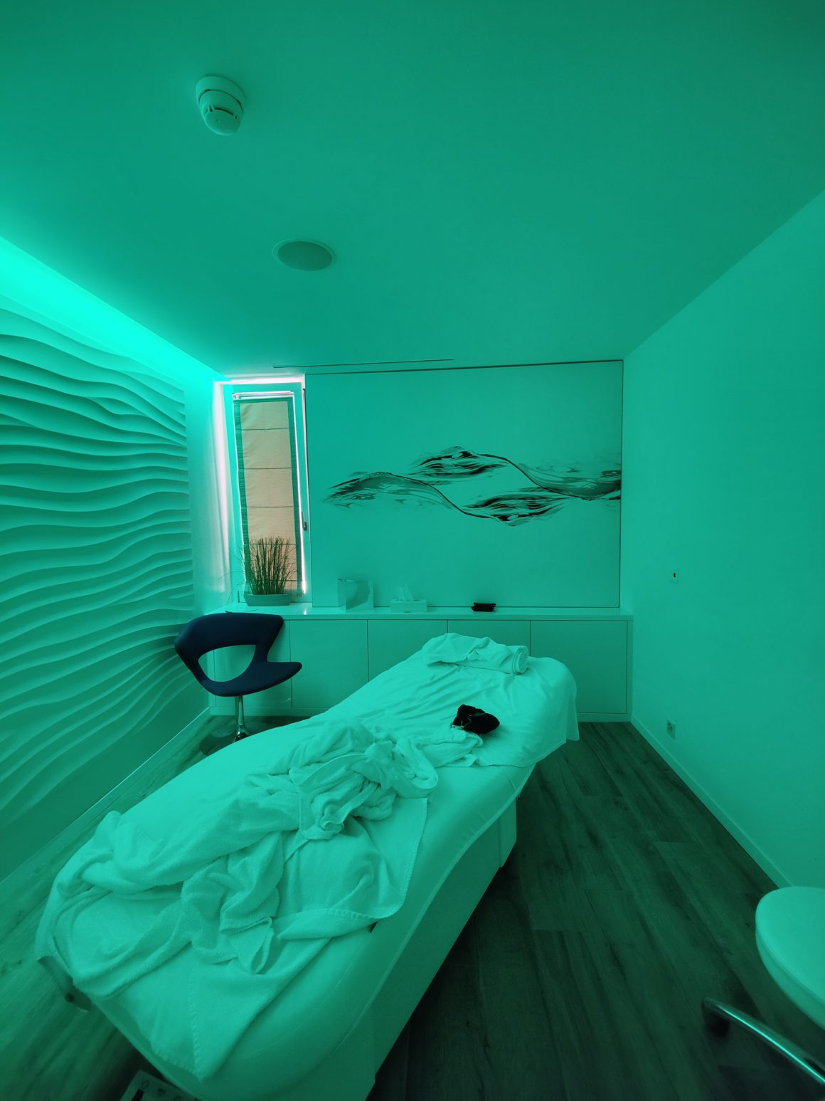 detoxifying massage at Clinique LaPrairie