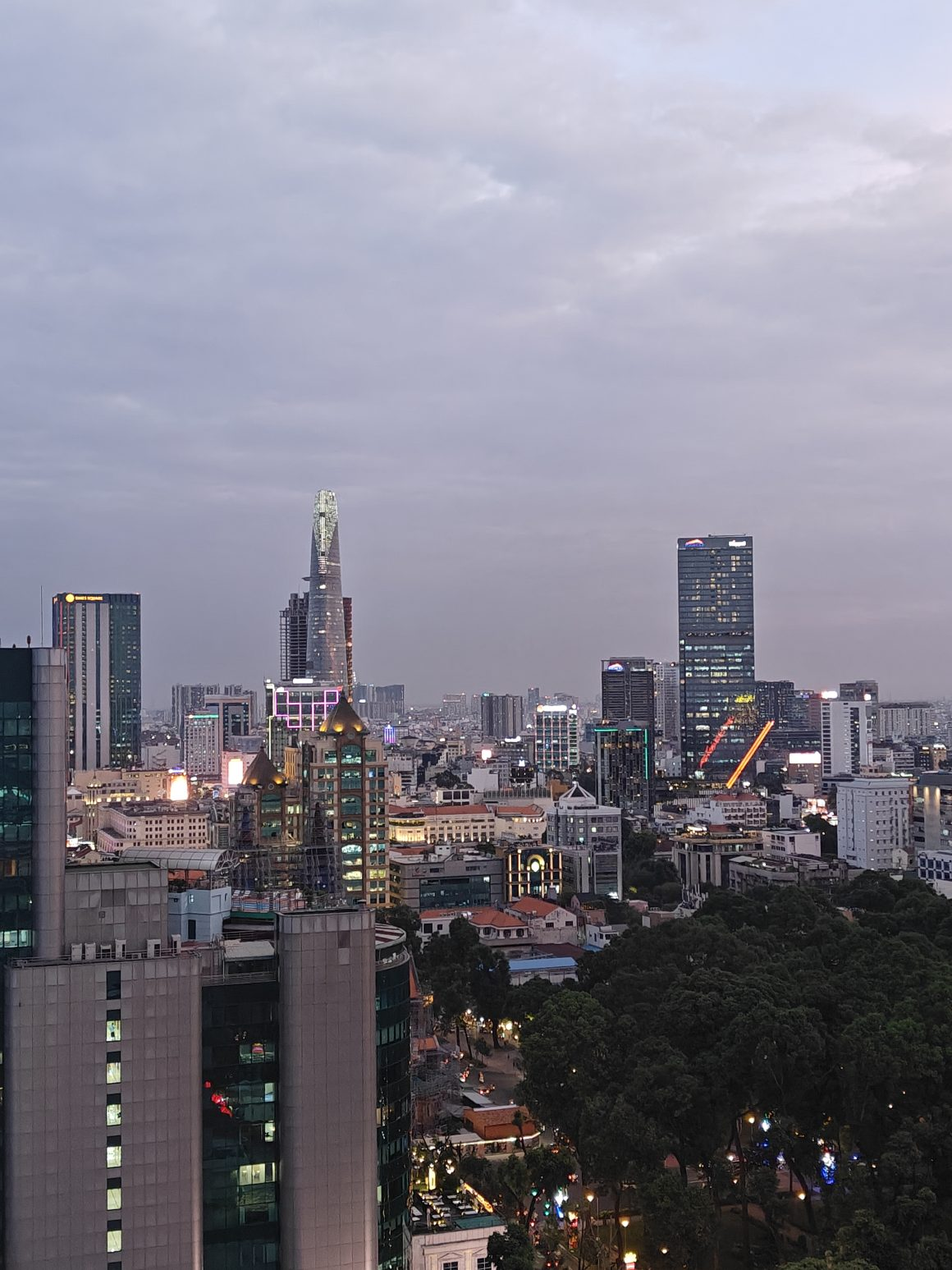 Prawdopodobnie najlepszy bar na dachu w Ho Chi Min City - Social Club Rooftop Bar w Hôtel des Arts Saigon