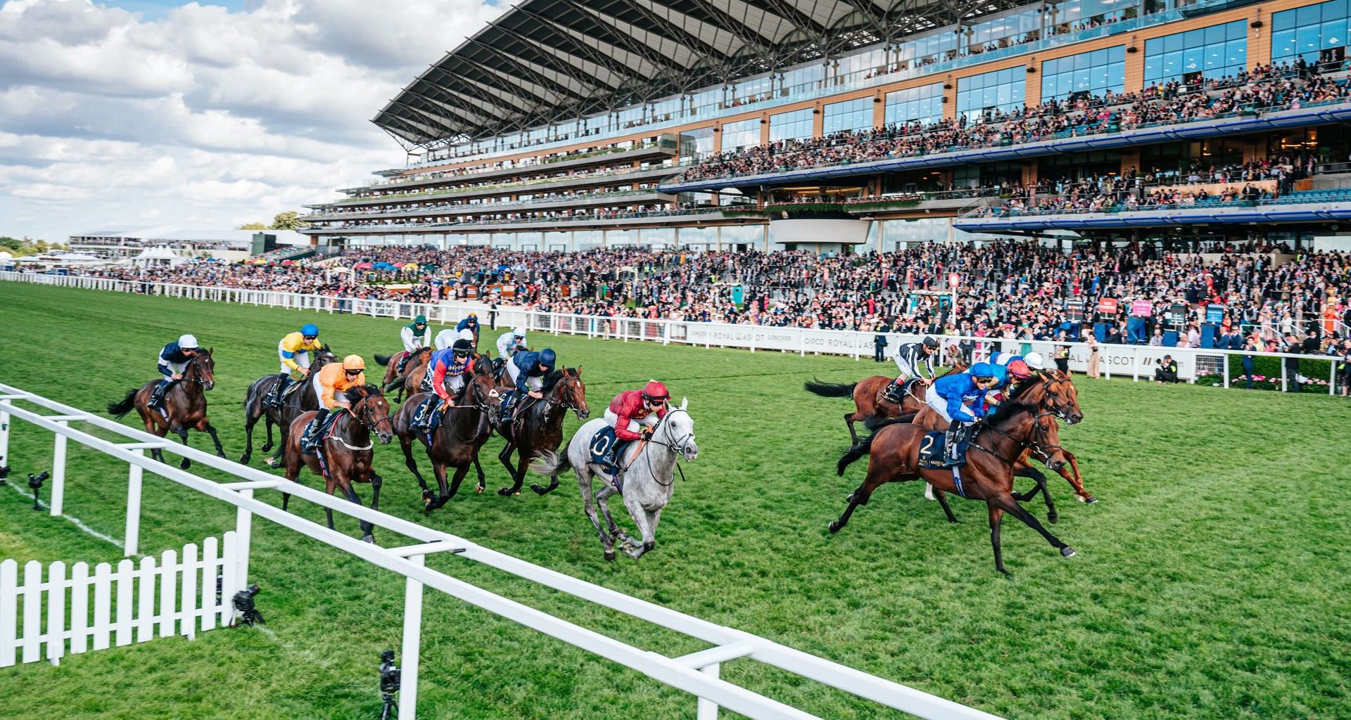 5 Legendary Horse Racing Tracks to Visit in the UK & US