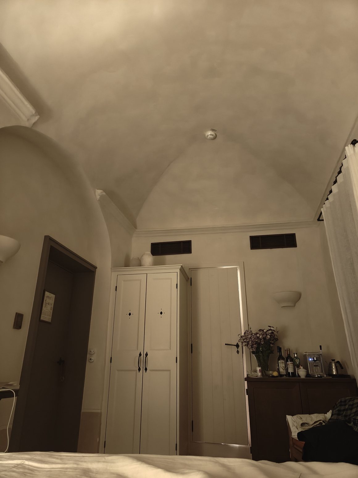 Номера в Hôtel du Couvent оформлены в духе современной кельи монаха