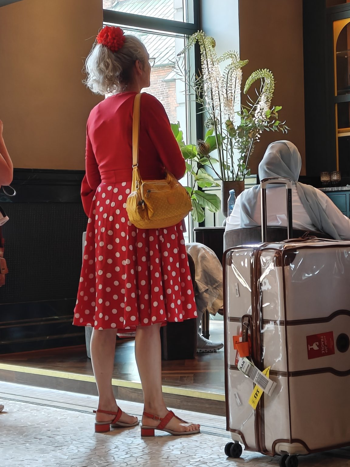 Goście czekają w lobby hotelu Royal.