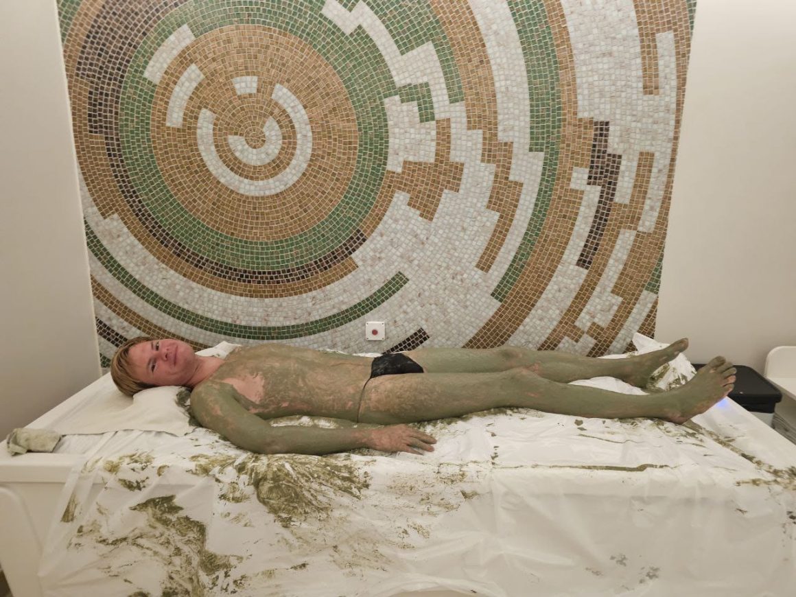 Guest-covered-in-green-detox-mud-at-Chenot-Palace