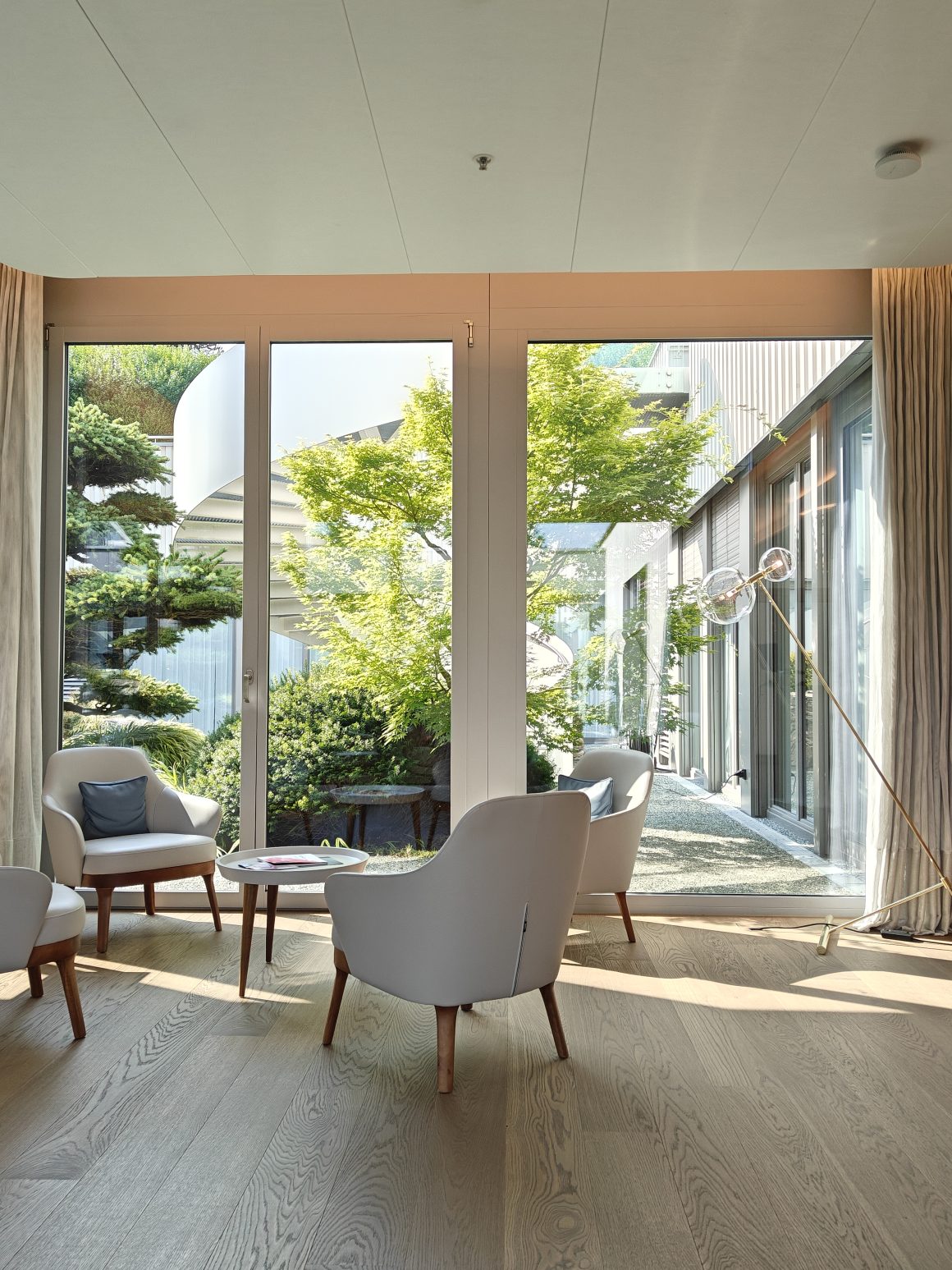 Relaxing-lounge-area-at-Chenot-Palace-with-garden-view