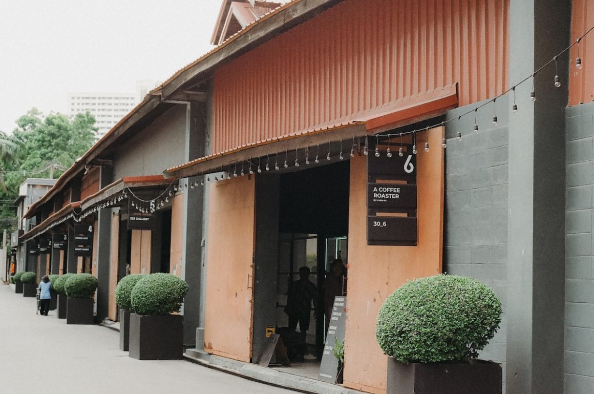 A creative space in converted World War II warehouses located on Charoen Krung Road in the Bang Rak district. You can spend the whole day here: art galleries, workshops, showrooms, coffee shops, local designer shops, and vintage jewelry. 
