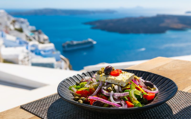 How to Eat Healthier While Traveling