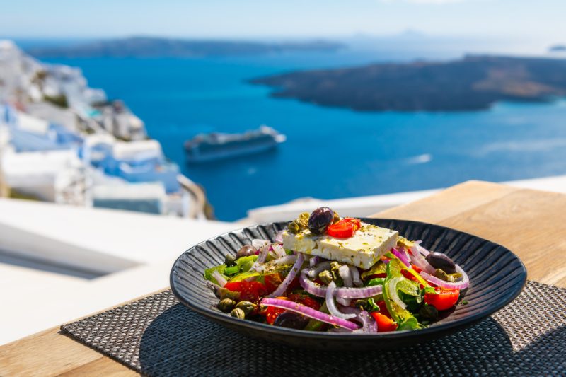 How to Eat Healthier While Traveling