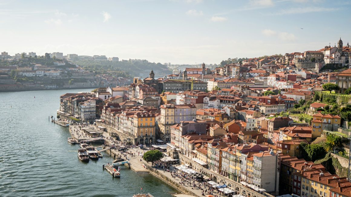 Get financial independence digital nomad in Porto, Portugal