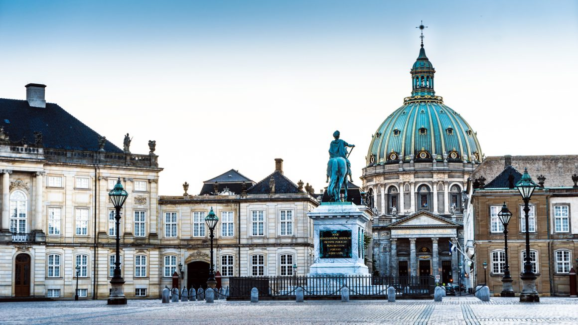 Plac Pałacu Królewskiego Amalienborg . Kopenhaga