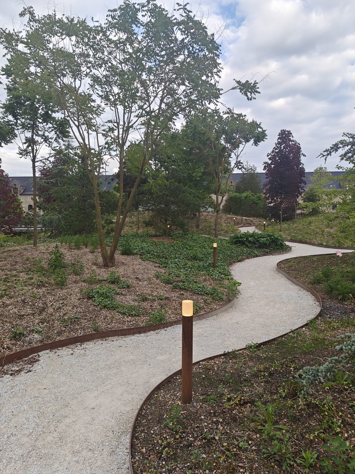 Nowe zielone zacisze w Kopenhadze. Otwarty w 2023 roku Opera Park to oaza o powierzchni 22 000 m² zaprojektowana przez COBE