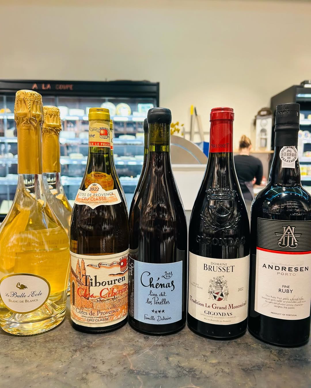 Вина в баре Cave & Bar à vin des Argonautes