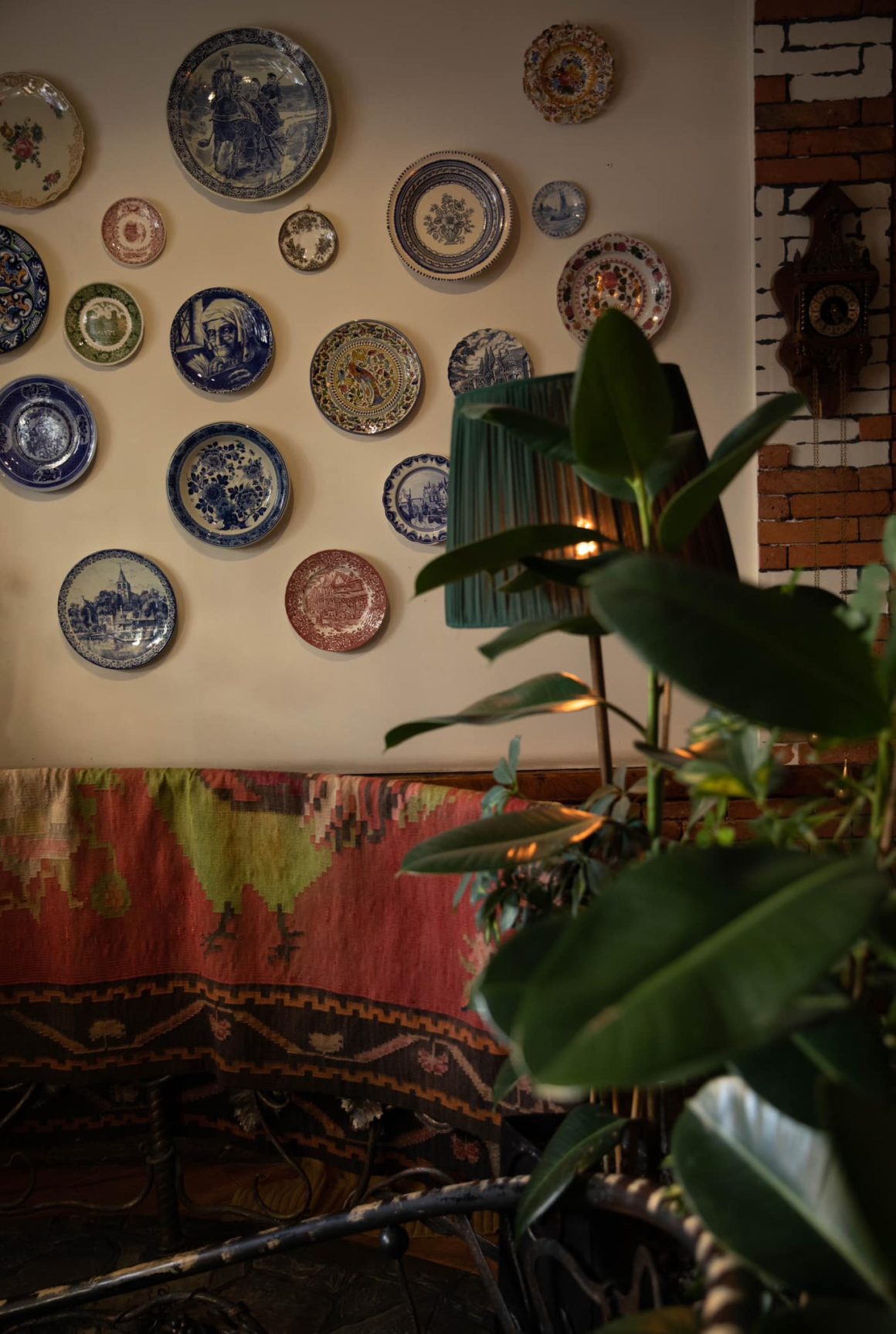 Интерьер ресторана Barbarestan в Тбилиси