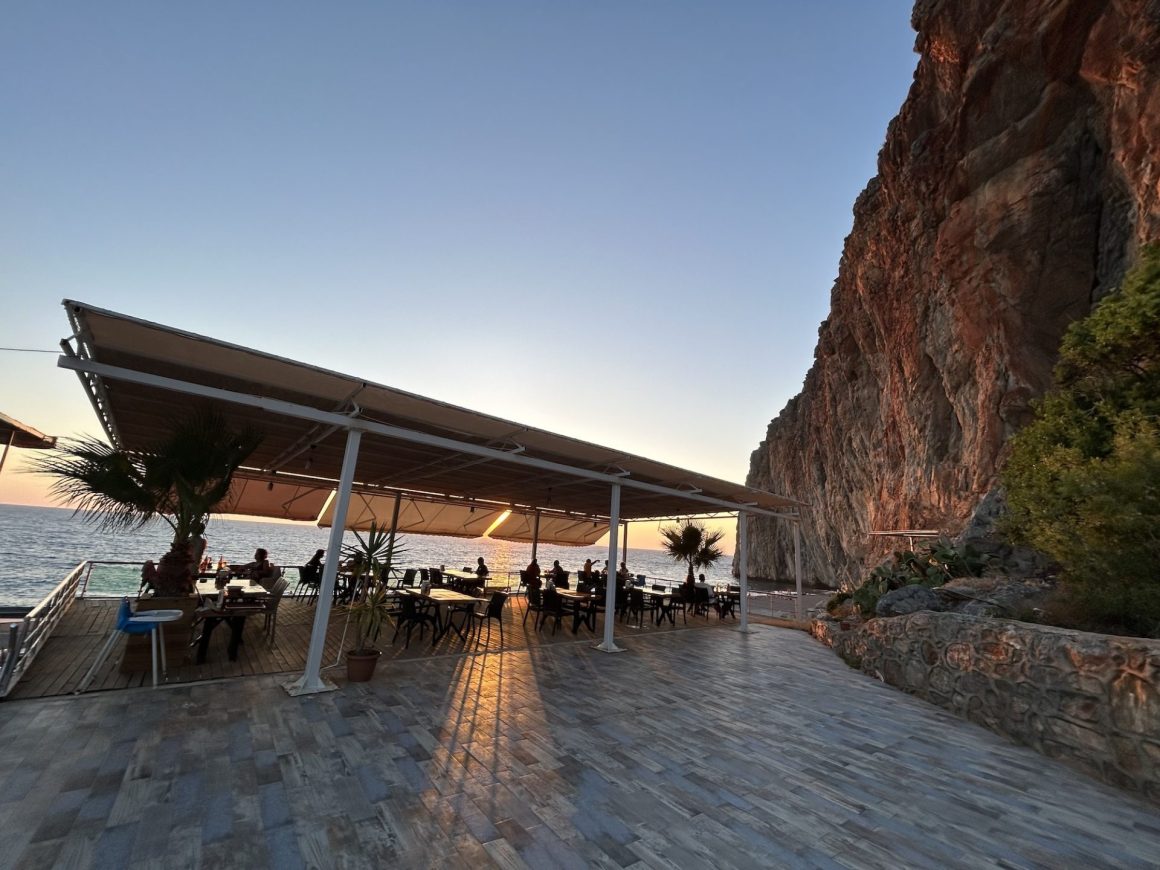 Ресторан в Kizilin Beach на закате