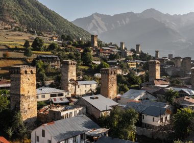 Путешествие на машине по Грузии: Cвановские башни в Местии