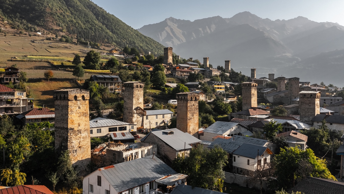 Путешествие на машине по Грузии: Cвановские башни в Местии