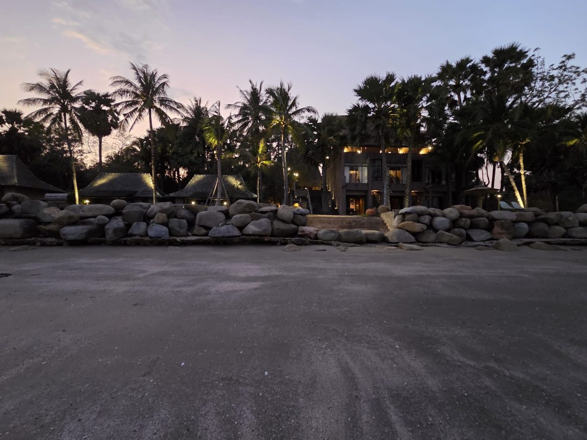 La A Natu seen from the shoreline.