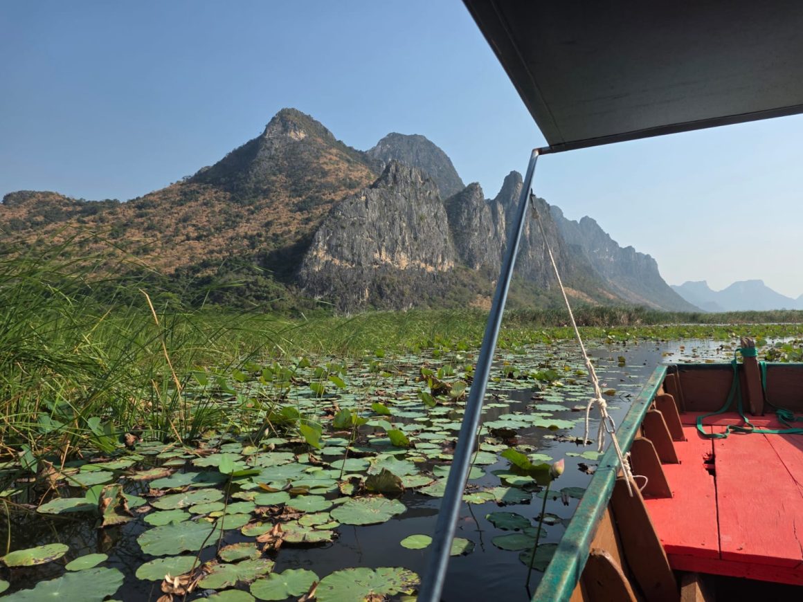 Bueng Bua National Park by boat to the walk way