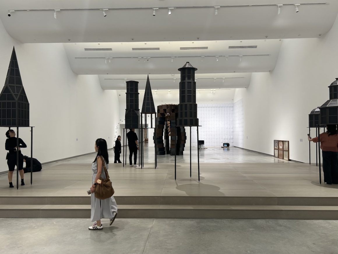 (In)visible Presence