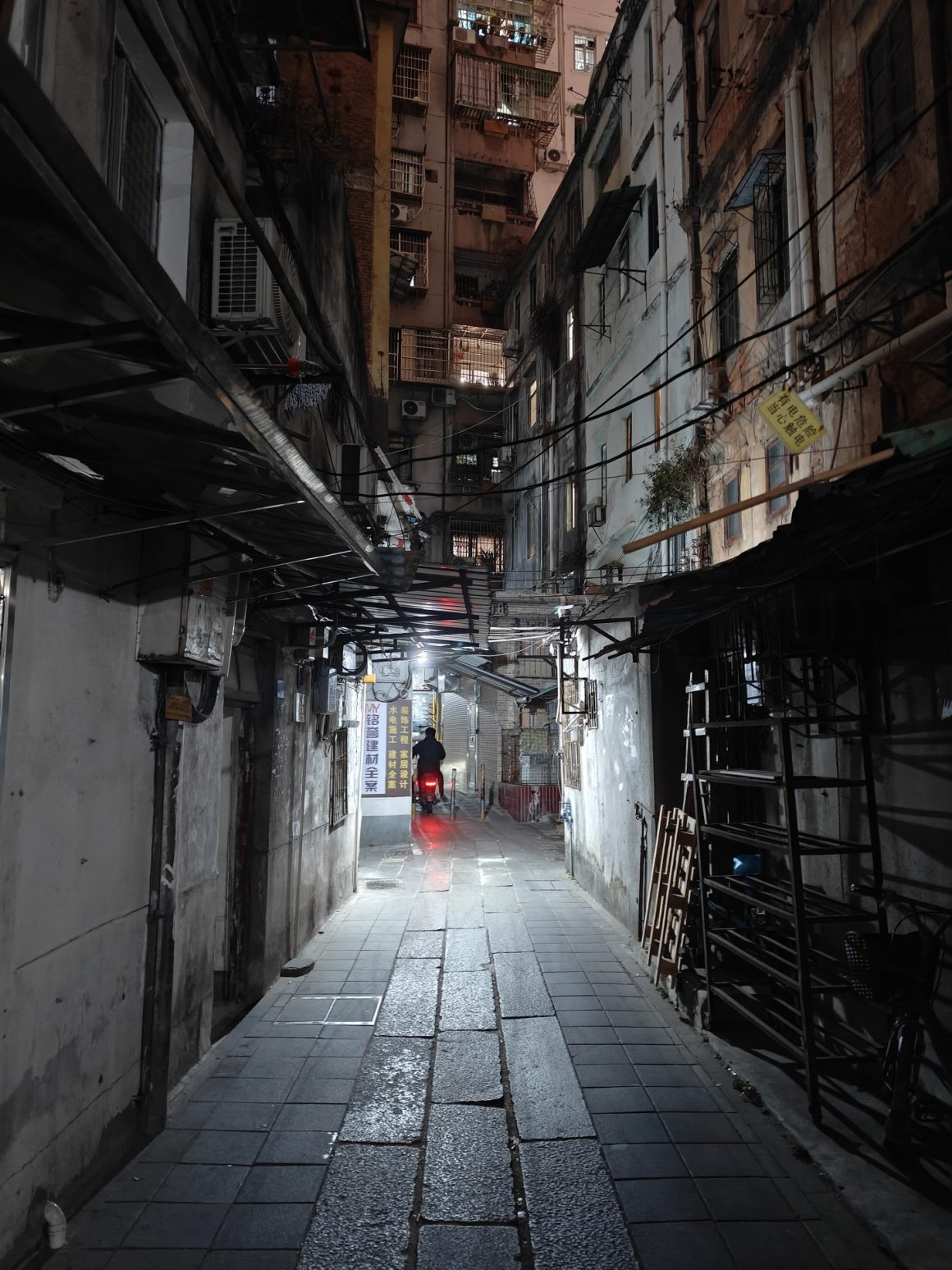 Narrow alley in old Guangzhou
