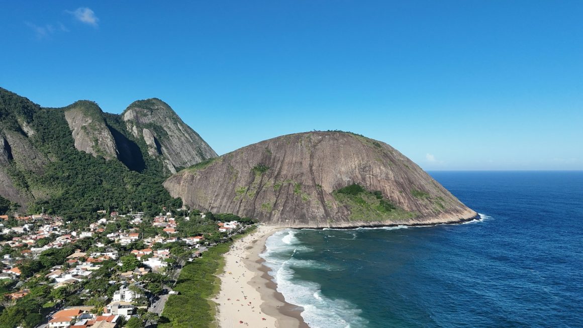 Praia Itacoatiara beach