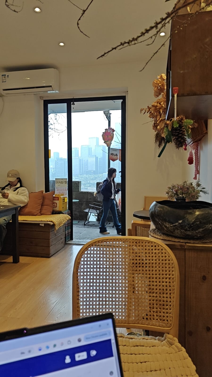 Chongching laptop working digital nomad