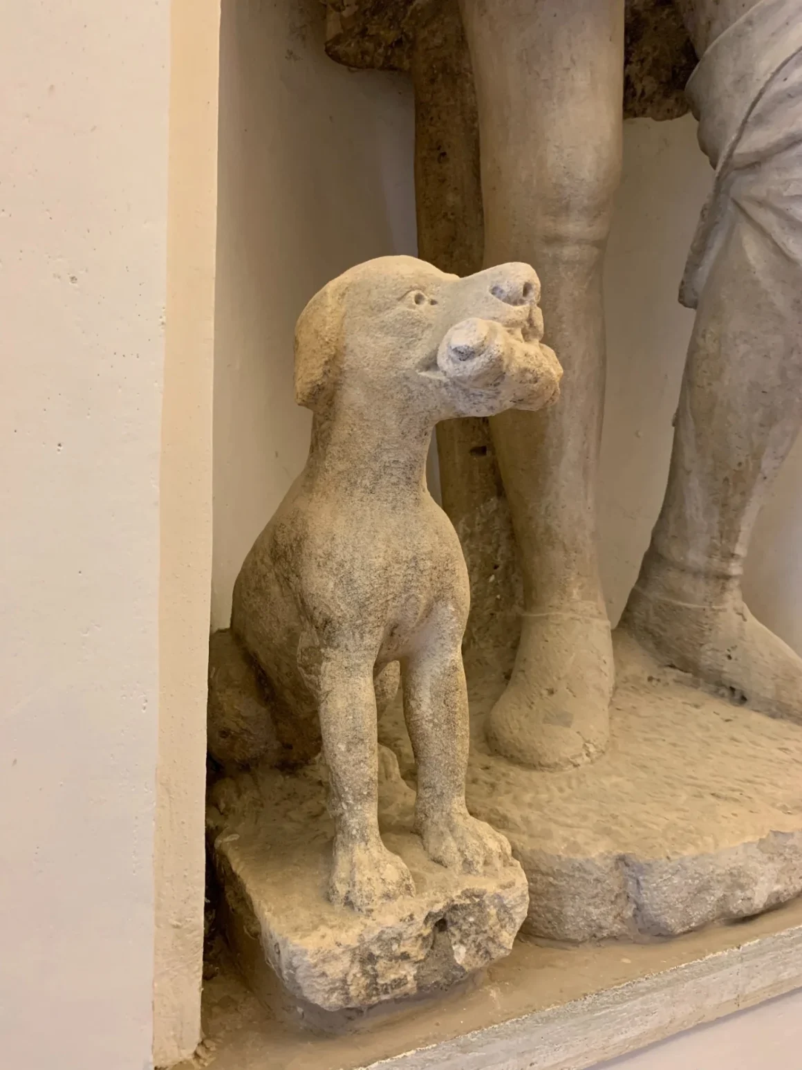 Scuola Grande di San Rocco dog sculpture
