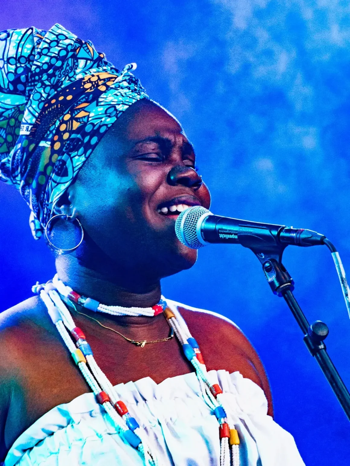 nana-benz-du-togo-singer-live-blue-stage-light